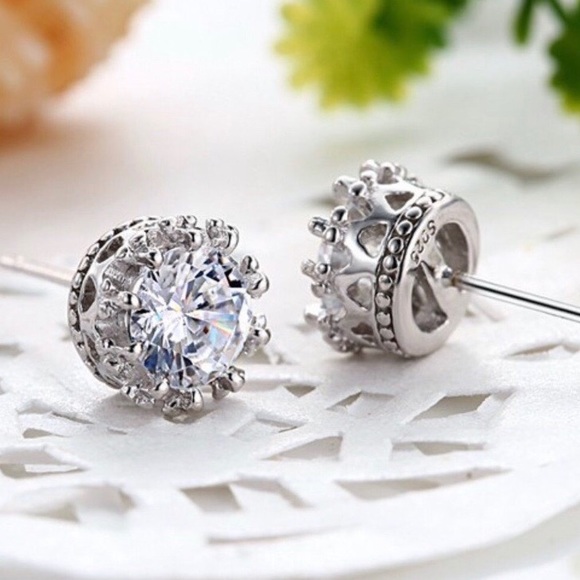 Jewelry - ¥ New 925 Sterling Silver Diamond Stud Earrings